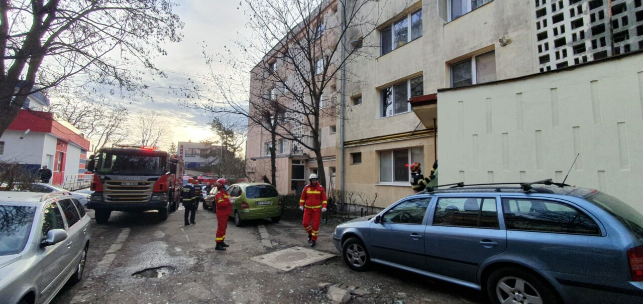 FOTO – VIDEO | EXPLOZIE într-un apartament din Suceava! Un bătrân de 86 de ani a fost transportat la spital
