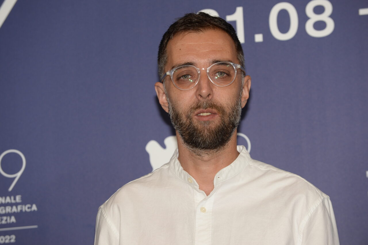 INTERVIU | Mihai Mincan, regizorul filmului „Spre Nord”: „Am vrut să scriu un scenariu despre cum ne raportăm la frică, folosind metafora unui om închis într-o cutie de metal, cu o biblie, nevoit să meargă pe bunătatea unui semen despre care nu știe nimic”