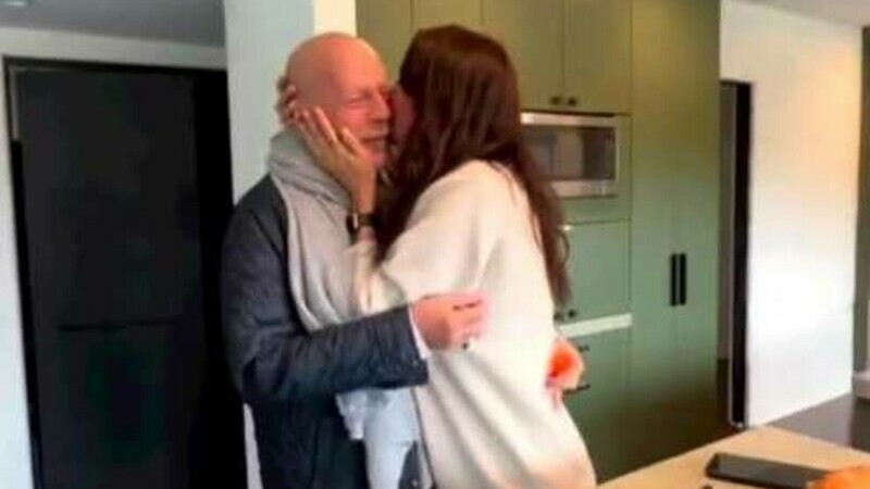 VIDEO | Imagini emoționante cu Bruce Willis, diagnosticat cu demență, la împlinirea vârstei de 68 de ani. Actorul a fost înconjurat de familie