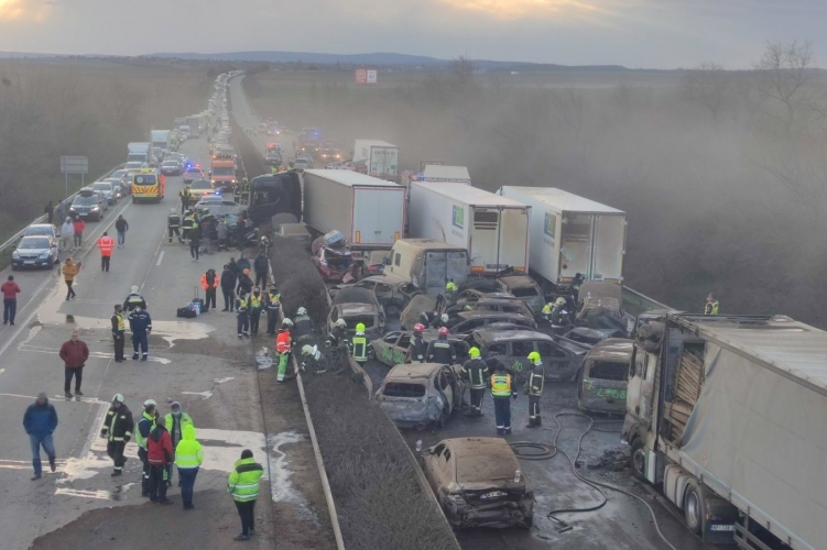 UPDATE | Carambol cu zeci de mașini pe o autostradă din Ungaria, provocat de o furtună de praf. MAE: Printre victime se află și români