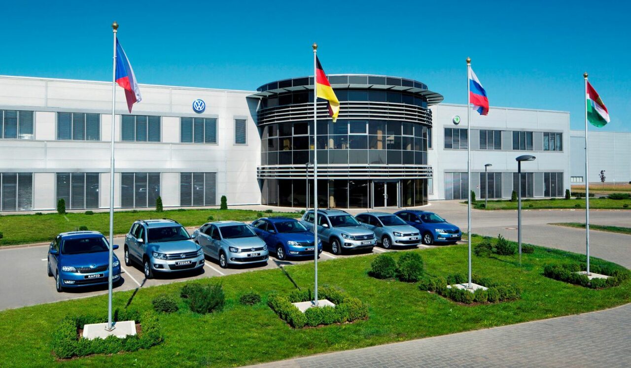 Volkswagen se retrage din Rusia. Cu ce OLIGARH controversat făceau afaceri nemții