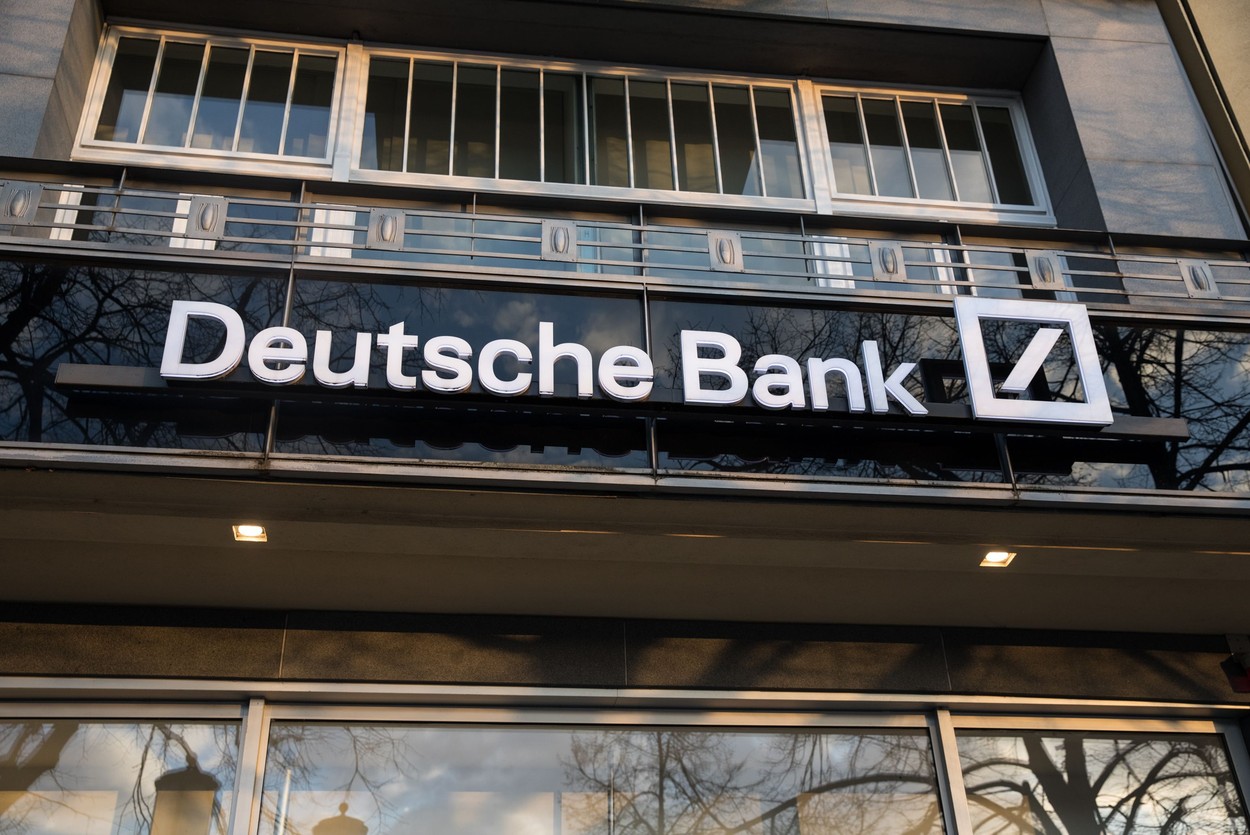Acțiunile Deutsche Bank au SCĂZUT cu peste 13%. Care este motivul