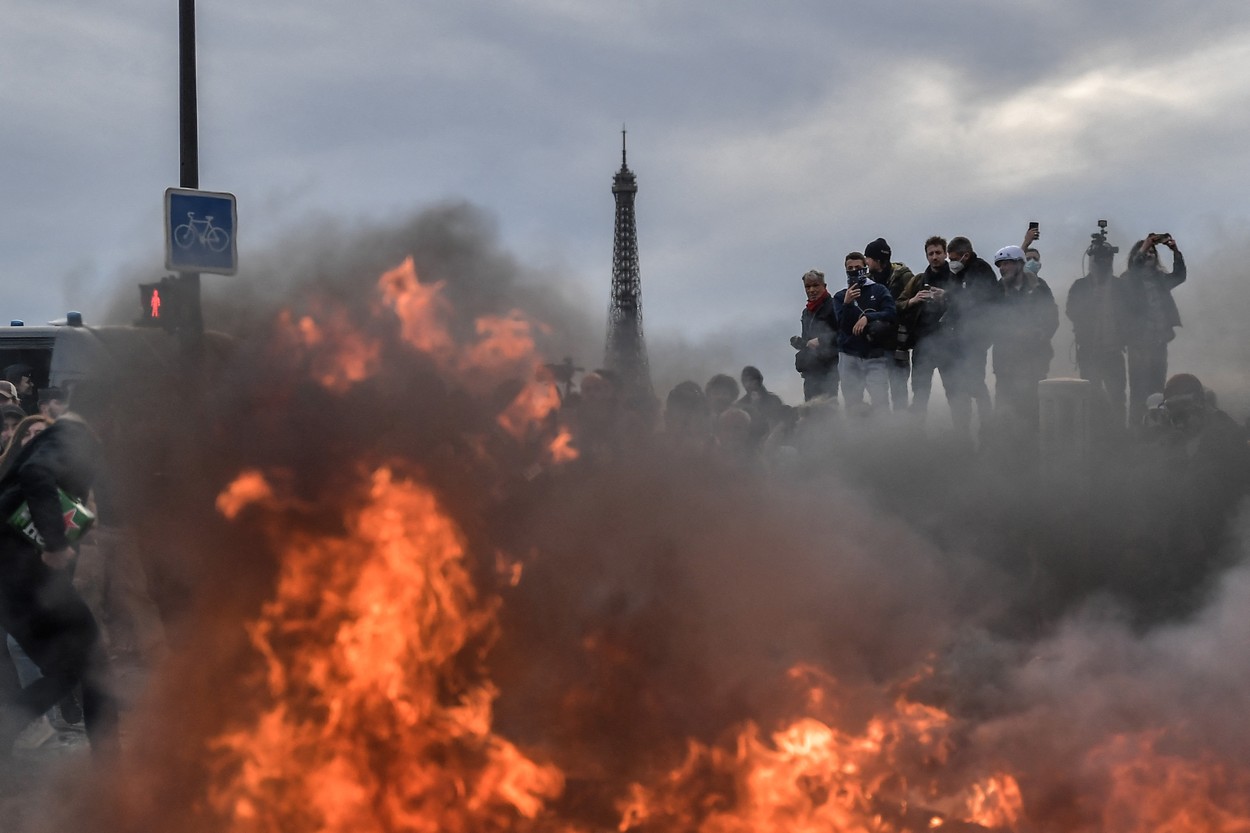 FOTO-VIDEO | Franța e în FLĂCĂRI. Proteste violente, după ce Macron a forțat adoptarea legii privind creșterea vârstei de pensionare