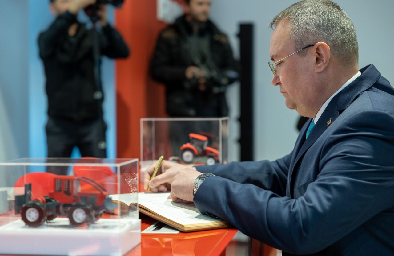 FOTO | Premierul Nicolae Ciucă a vizitat fabrica de tractoare de la Reghin, singura din România: „Înseamnă locuri de muncă în plan local și perspective concrete de dezvoltare pentru agricultură”