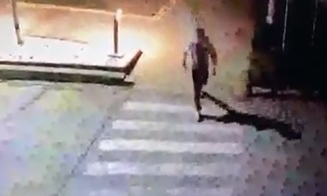 VIDEO | Tânăr din județul Olt, cercetat pentru distrugere după ce a rupt mai mulţi stâlpişori de iluminat dintr-un parc şi a spart geamul unei maşini