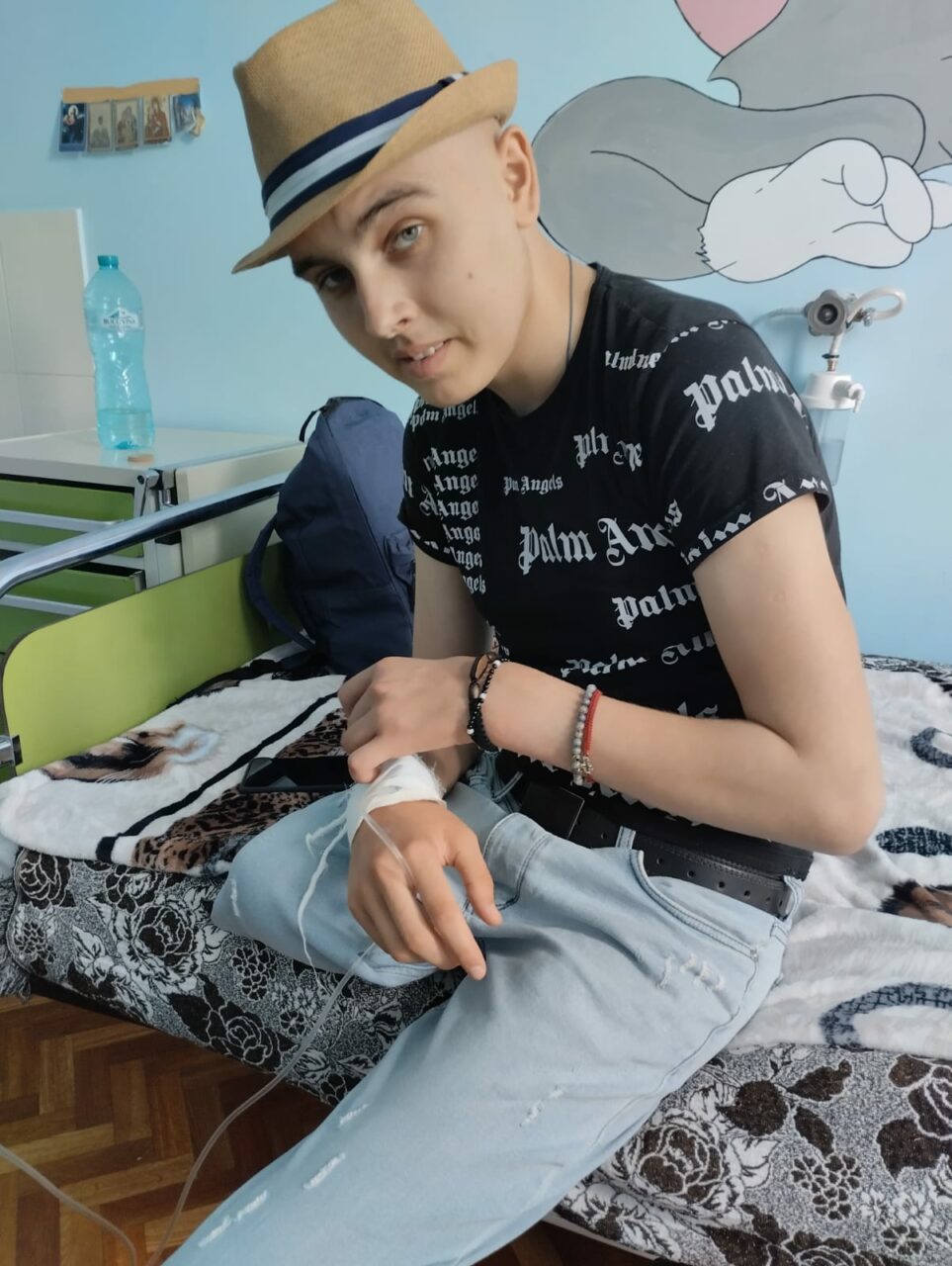 Cum a rămas fără picior un tânăr de numai 18 ani. Boala care îl macină încet