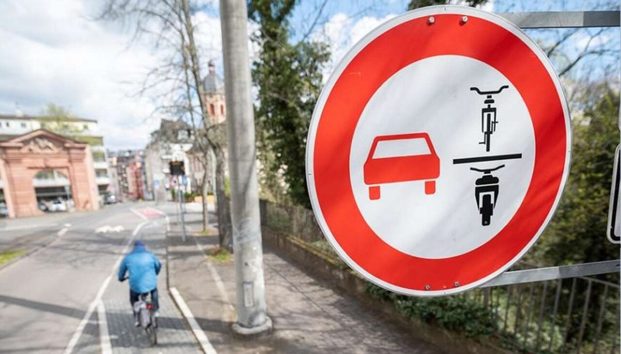 Semnul de circulație din cauza căruia mulți șoferi primesc AMENDĂ. Ce înseamnă acesta, de fapt
