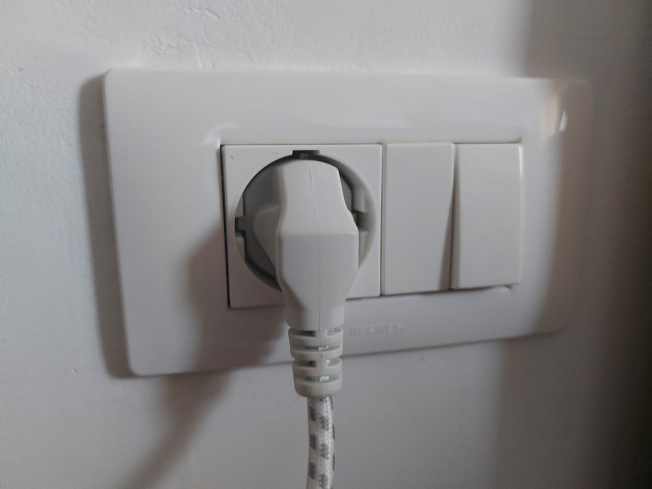 Aparatul din casă care CONSUMĂ cât 3.000 de becuri economice. Consumă în 15 minute cât alte aparate în 24 de ore