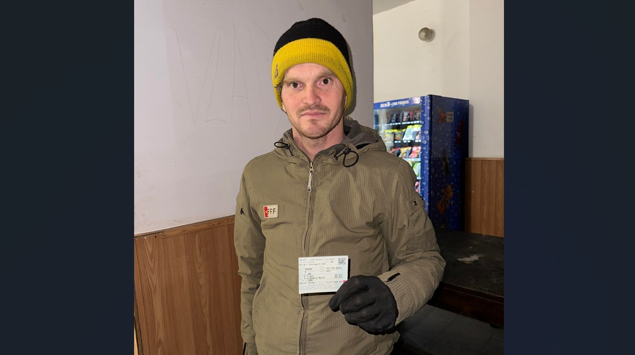 Povestea EMOȚIONANTĂ a lui Cristi. Hrănește câinii din gară, dar el nu are ce mânca: „Mie dacă mi-e foame, cer! Ei? Ce să facă..”