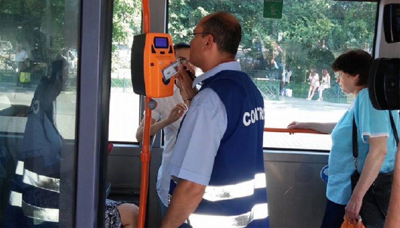 „Ne facem de râs!” Motivul absurd pentru care o turistă străină a fost dată jos dintr-un autobuz din Brașov, de către CONTROLORI