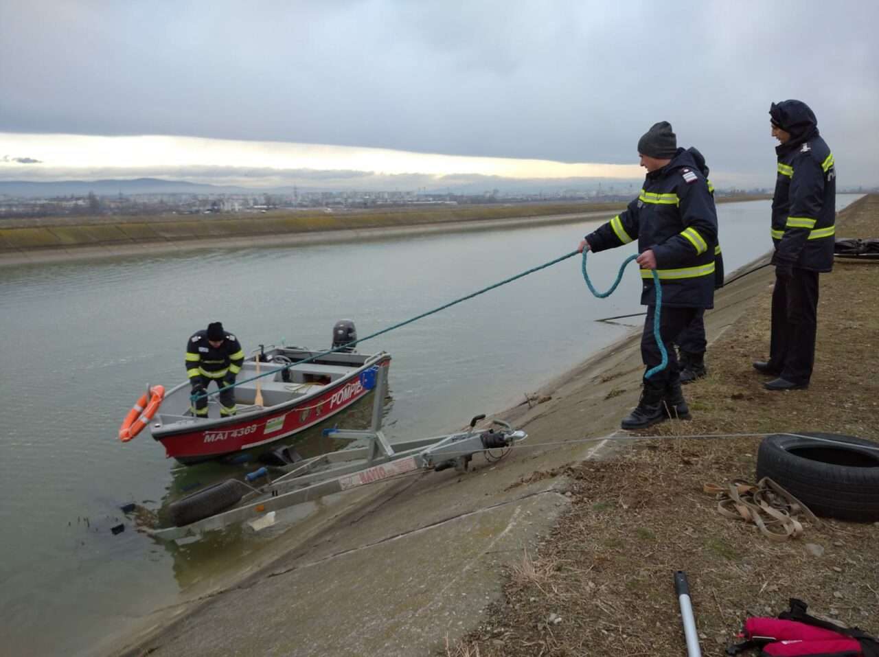Moarte cumplită pentru un copil de 14 ani din Bacău care a căzut într-un canal de fugă. Băiatul se juca pe marginea râului