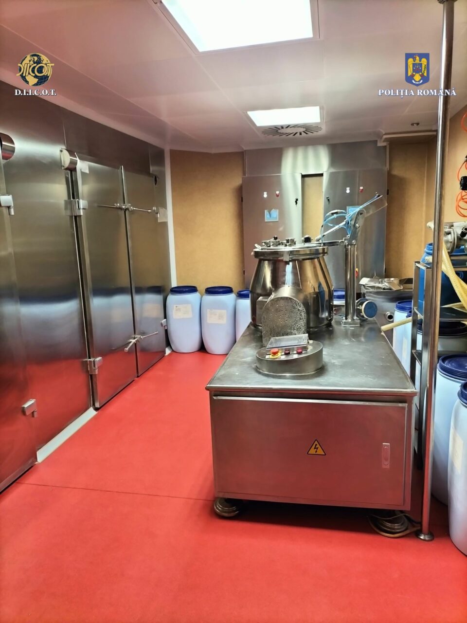 Un cunoscut om de afaceri român, REȚINUT de DIICOT  într-un dosar de trafic de droguri de mare risc. Este acuzat că furniza precursori ai metamfetaminei unei mari rețele infracționale. Profit estimat la circa 500 milioane de euro