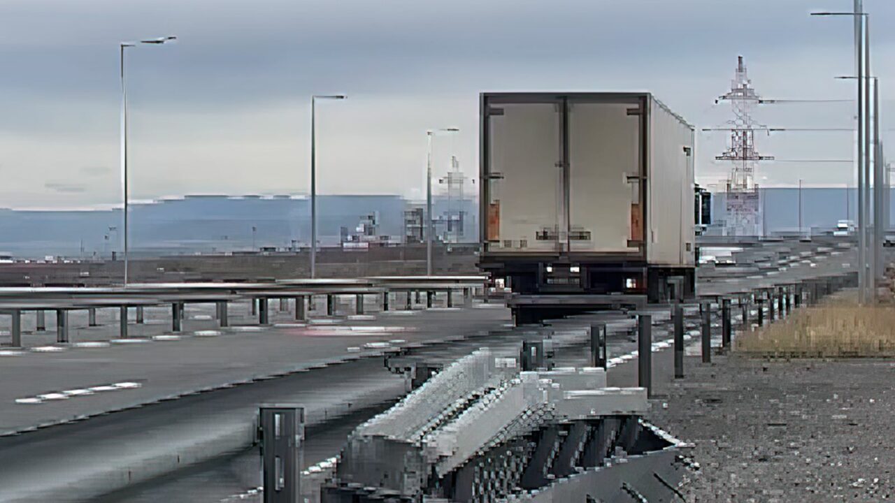 VIDEO | Manevra uluitoare făcută de un șofer pe Autostrada Turda – Sebeș. Nici polițiștilor nu le-a venit să creadă. „Imediat i-a fost suspendat permisul”
