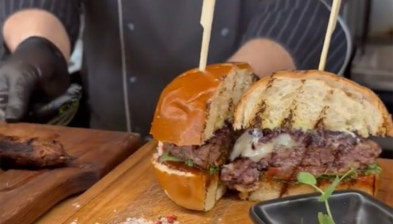 Cum a reacționat clientul unui restaurant din Cluj, după ce a aflat că are de plătit 140 de lei pentru un simplu burger