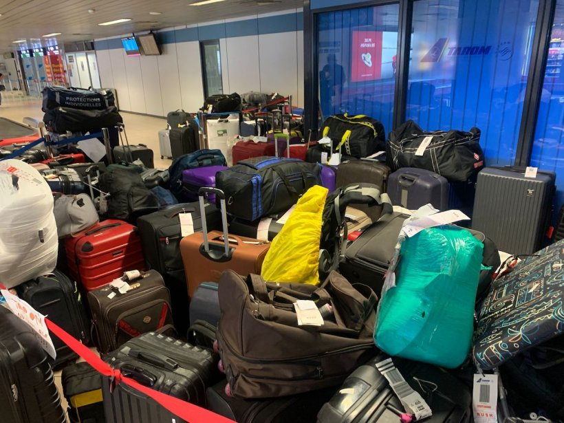 Ce SALARIU are un manipulant bagaje la Aeroportul Otopeni. Câți lei primește lunar