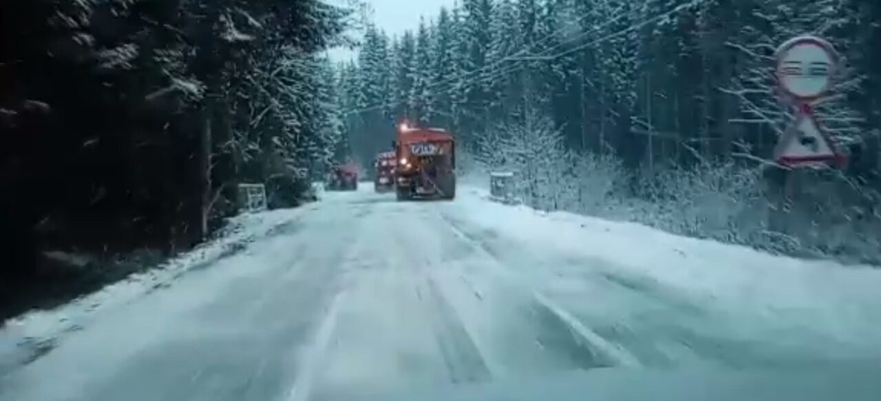 VIDEO | NINGE abundent în Gorj și Vâlcea! A fost necesară intervenția utilajelor de deszăpezire