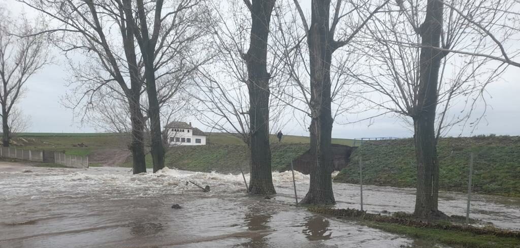VIDEO | Un baraj din Dolj s-a rupt. Mai multe terenuri agricole au fost inundate