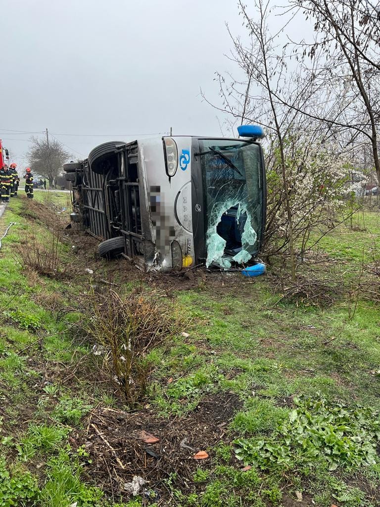 Accident GRAV în Ialomița! Un autocar s-a răsturnat / Patru călători au ajuns la spital