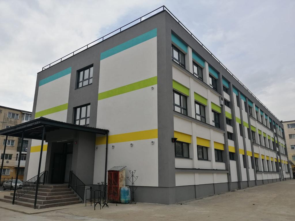Se poate și altfel. Școală ULTRA-MODERNĂ și sală de sport, construite cu fonduri private