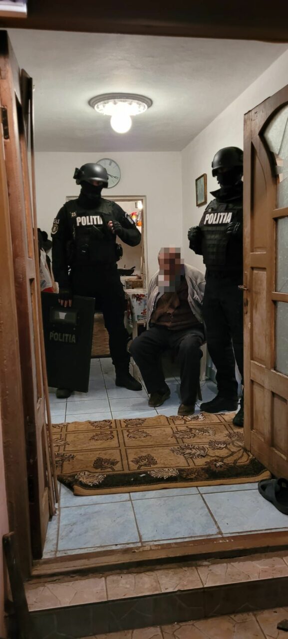 Scene dramatice la Neamț! Fetiță de patru ani, ținută OSTATICĂ în beci de tatăl ei! Bărbatul amenința că o ucide cu toporul