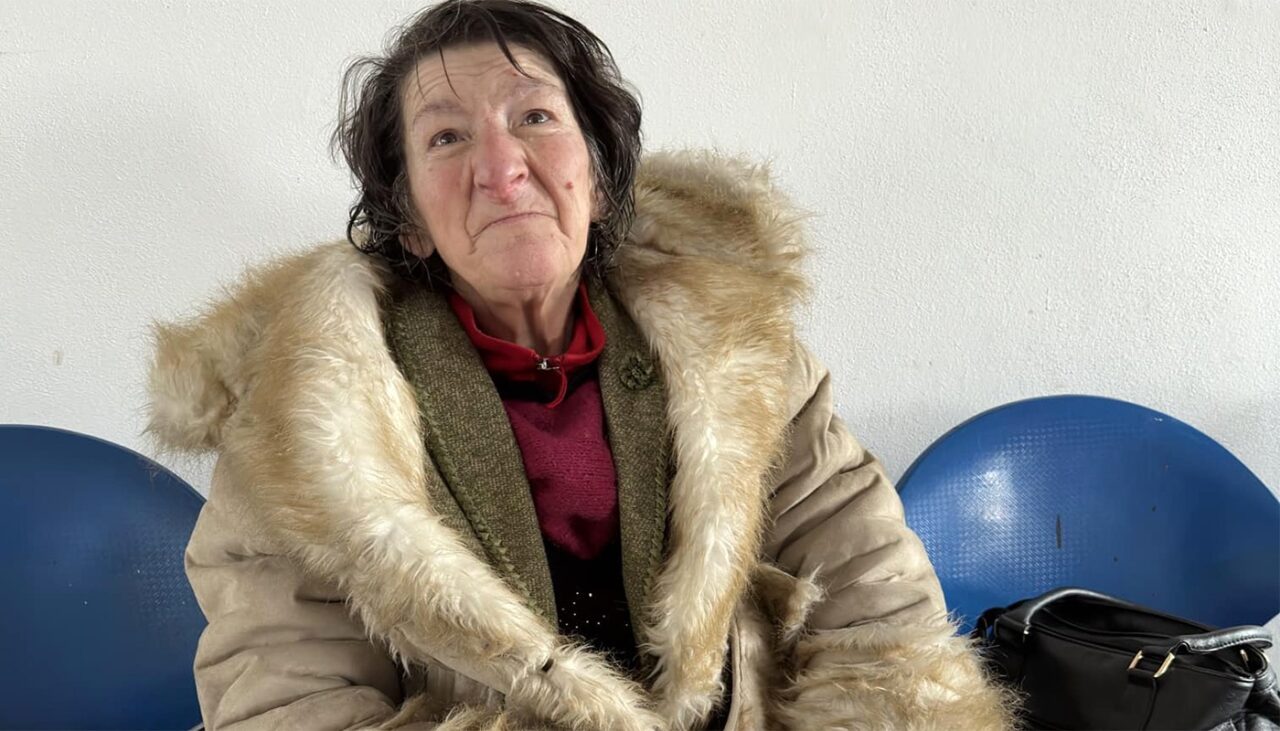 Povestea Gabrielei, românca de 52 de ani ARUNCATĂ în stradă de familie: „Sunt în gară, mi-e rău și nu știu ce să fac”