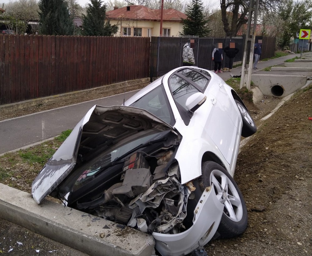 ACCIDENT cu trei victime în Dâmbovița. Un autoturism s-a izbit de un cap de pod