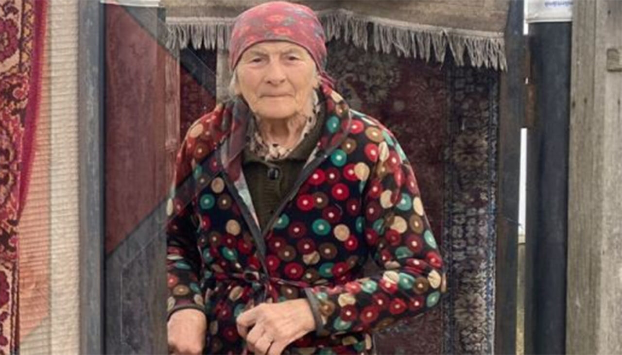 Povestea șocantă a Angelei Neamțu din Valea Seacă, „femeia care doarme cu câinii”