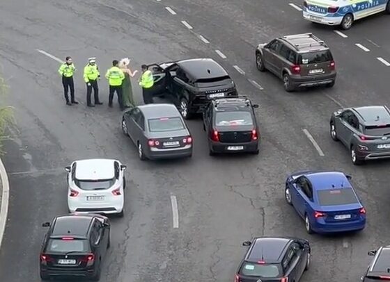 VIDEO | Momentul în care ”regina digitală”, Ana Morodan, este oprită de polițiști. Vedeta reușește cu greu să se țină pe picioare