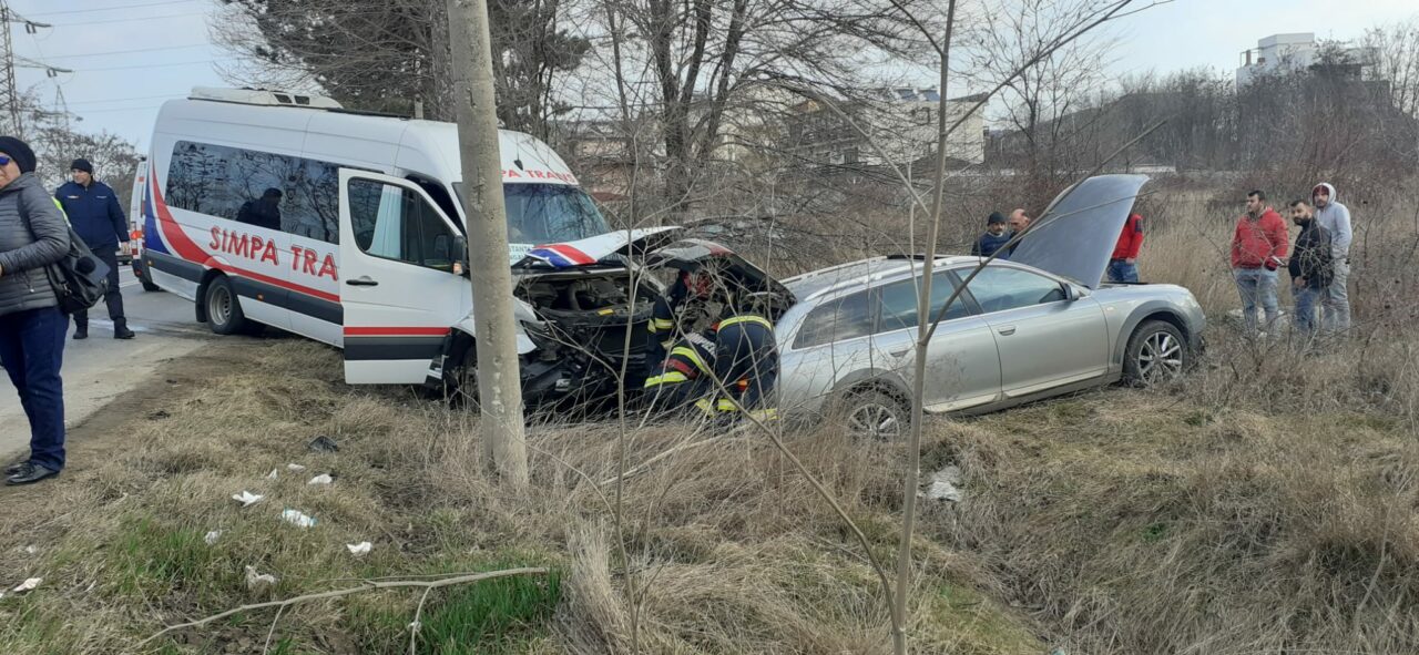 FOTO: Accident GRAV în Eforie Nord: Cinci persoane au fost rănite, după ce un microbuz și un autoturism s-au ciocnit