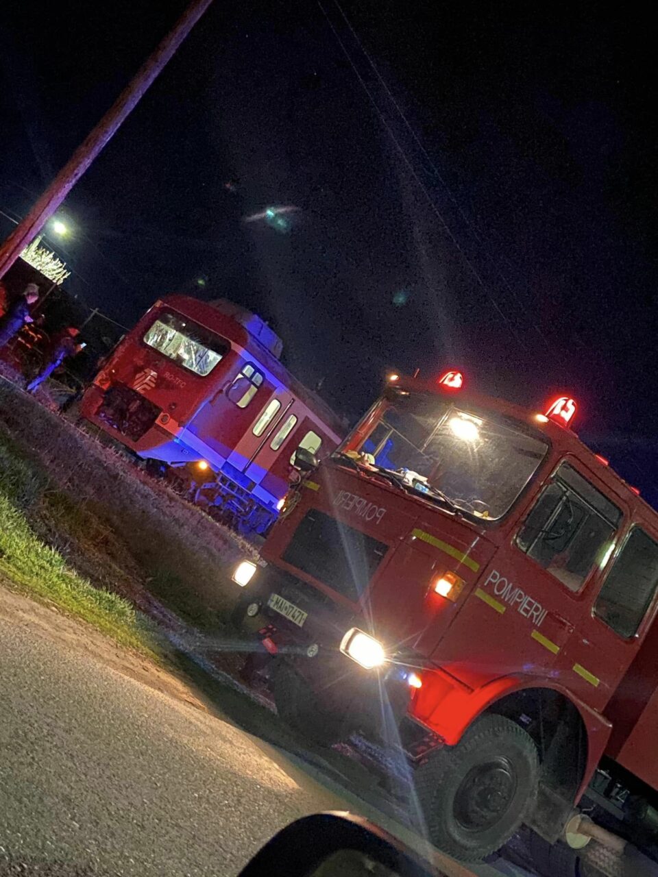 Accident feroviar în comuna Măgurele. Un tren plin de călători s-a ciocnit cu un autotren încărcat cu lemne
