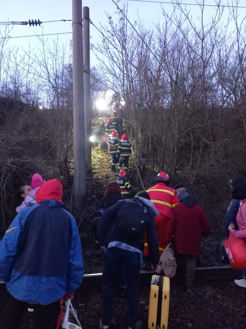 UPDATE: FOTO-VIDEO | Accident feroviar GRAV în Teleorman. 12 persoane au fost rănite, după ce trenul în care se aflau ar fi intrat „VIOLENT” într-un marfar încărcat cu mașini Ford