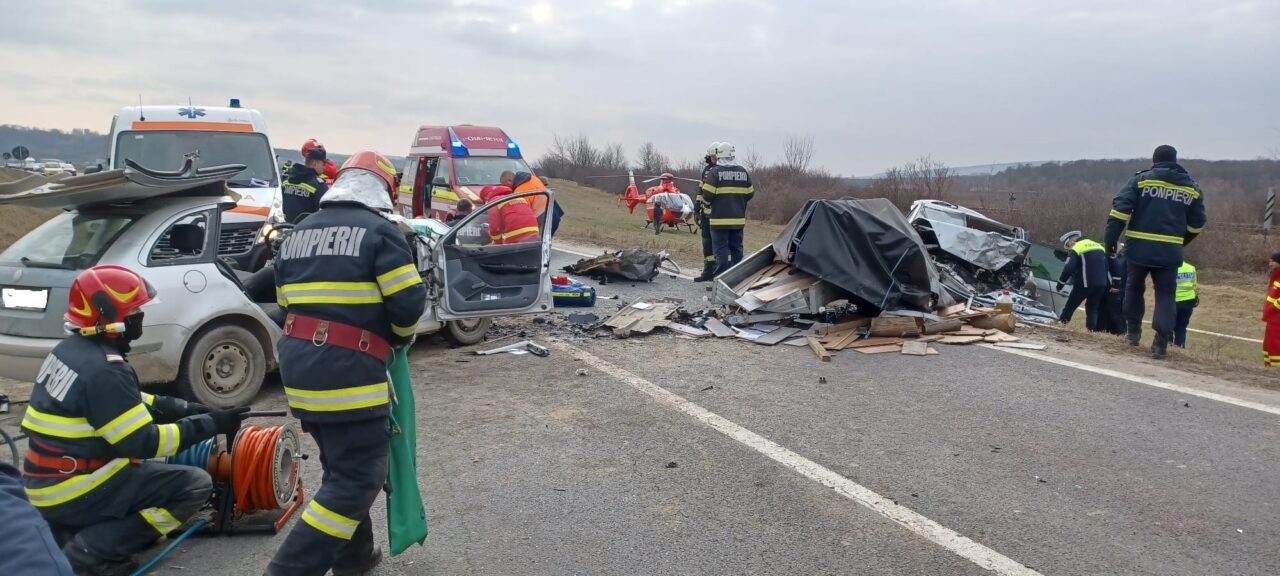 GALERIE FOTO | Accident CUMPLIT în Vaslui: O persoană a murit și alte cinci au fost rănite / La fața locului a fost trimis elicopterul SMURD