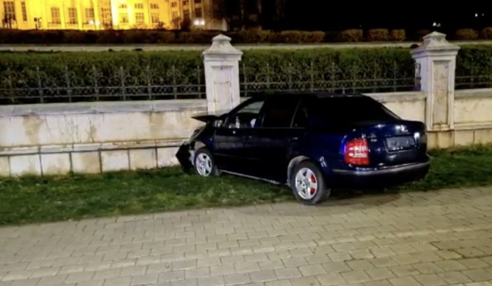 Un șofer a intrat cu mașina în GARDUL Palatului Parlamentului