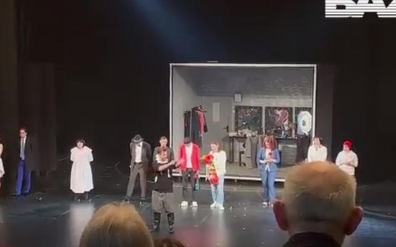 Un actor rus și-a TĂIAT venele pe scenă după reprezentația sa din piesa „Teatru. Latura greșită”. Artistul fusese diagnosticat cu cancer