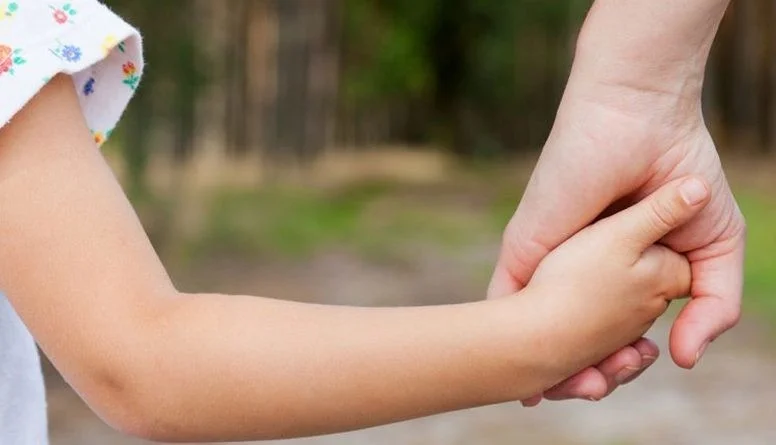 Câți bani ia, de fapt, un ASISTENT MATERNAL în România. Tot ce trebuie să știi: acte necesare și de ce curs ai nevoie