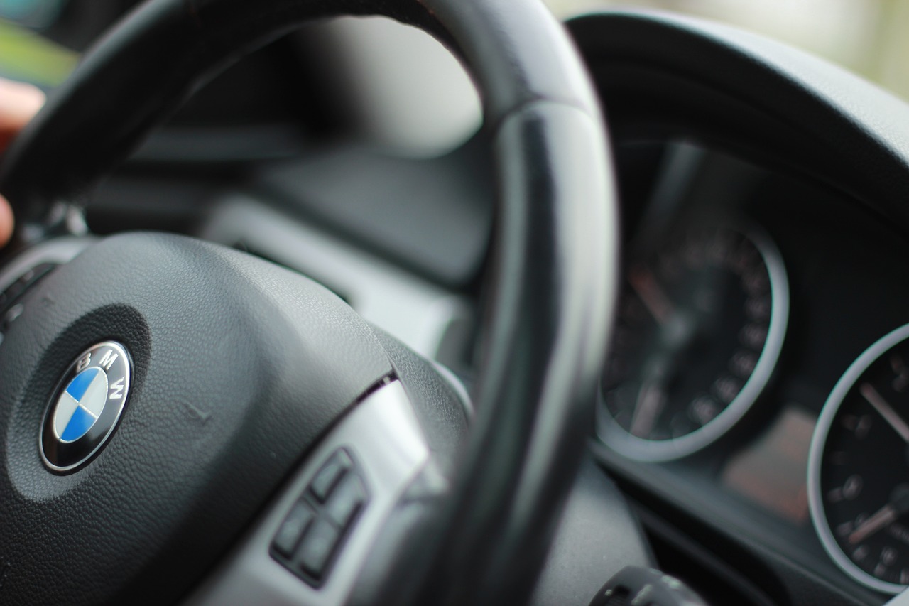 ANAF scoate la licitație un BMW 320i la preț de smartphone. Ce acte îți trebuie pentru a o cumpăra?