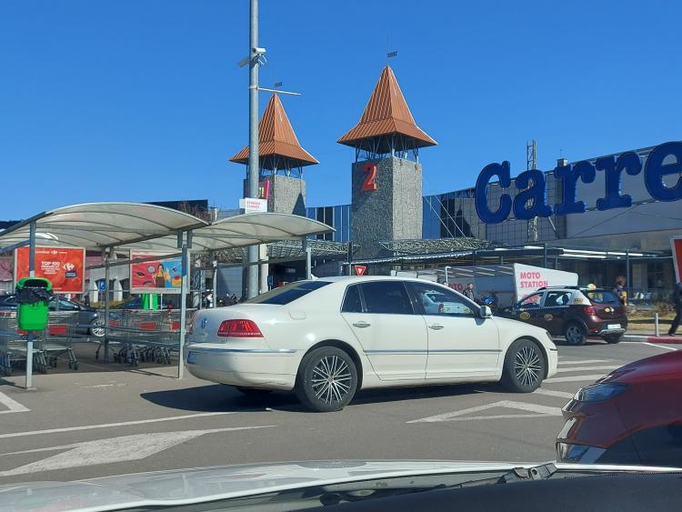 Și-a lăsat mașina în drum și s-a dus la cumpărături! CUM A PARCAT un clujean în incinta unui centru comercial: „Păi cărucioarele acolo se țin”