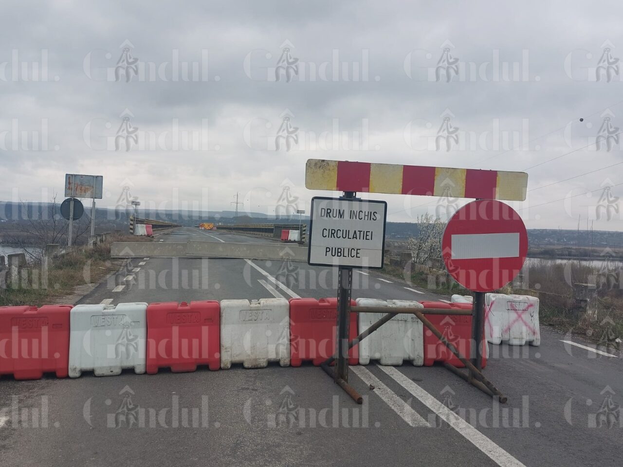 Podul dintre Vâlcea și Olt s-a închis, șoferii sunt REVOLTAȚI. Localnicii își riscă viața decât să ocolească 30 de kilometri