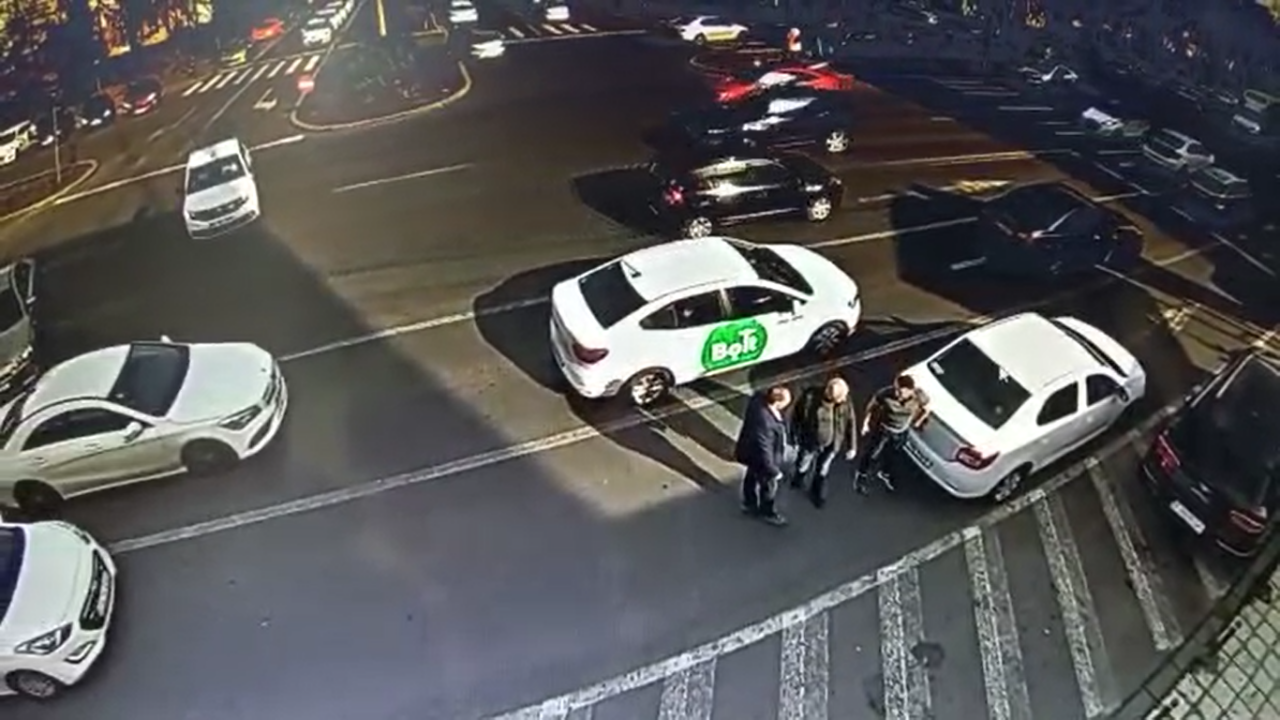 VIDEO: Bărbat reținut după ce l-a lovit pe un alt șofer în urma unui conflict în trafic