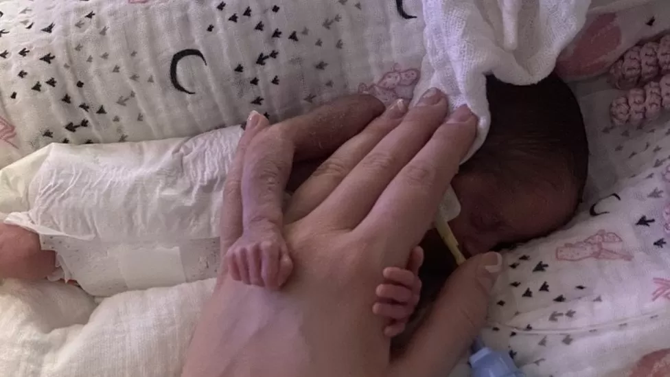 Miracol într-un spital din Marea Britanie: O bebelușă trăiește, în ciuda faptului că medicii i-au dat mai puțin de 10% șanse de supraviețuire