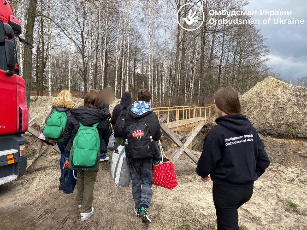 Un grup de 17 copii ucraineni, răpiți de forțele ruse și duși la ”reeducare” în Crimeea, s-au întors la familiile lor