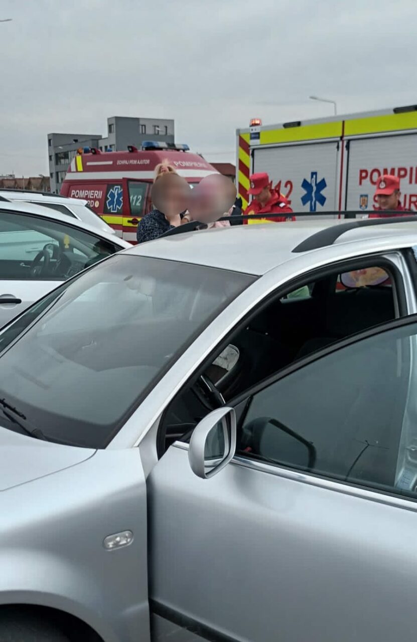 Un copil de aproape 2 ani a rămas BLOCAT într-o maşină încinsă de soare, după ce mama sa uitat cheile în interior. Cum a reacționat femeia