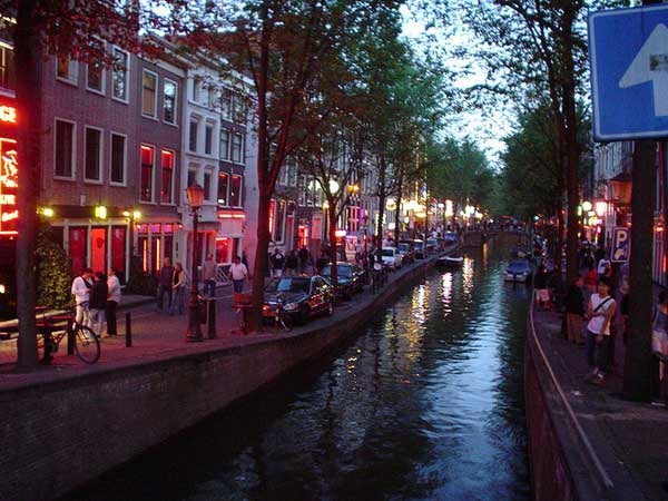 Amsterdamul a lansat o CAMPANIE DE DESCURAJARE a turiştilor care vin doar ”să se dezlănţuie” în oraş: „Sunt bineveniți dacă nu cauzează pagube”