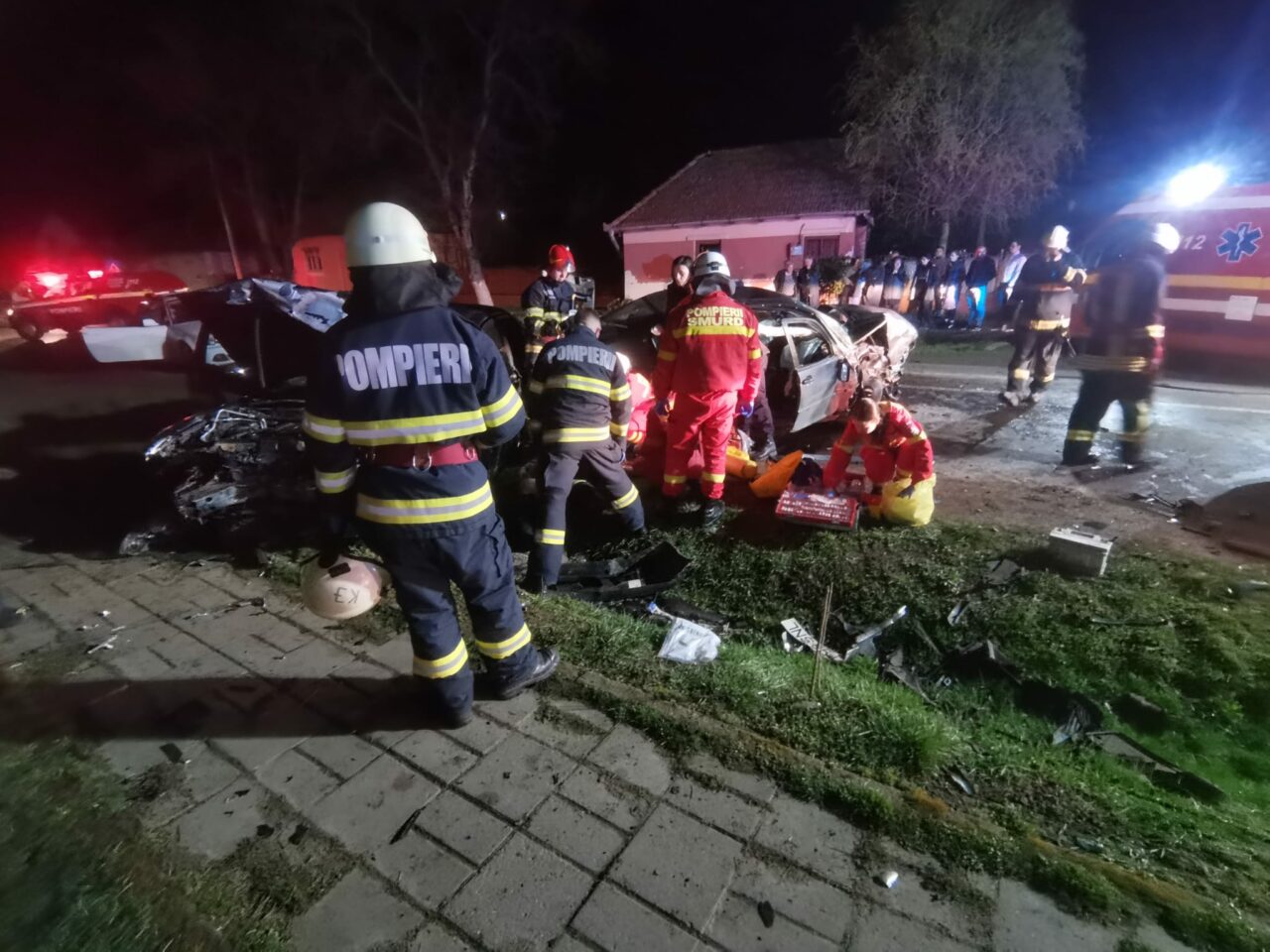 GALERIE FOTO. Grav accident de circulație pe o șosea din Mureș: Pasagerul unei mașini a murit și alți patru oameni au ajuns la spital