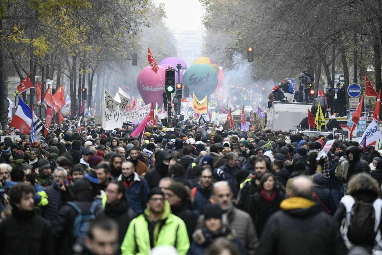 NOI PROTESTE în Franța față de reforma pensiilor! Autoritățile au intervenit cu gaze lacrimogene și tunuri de apă