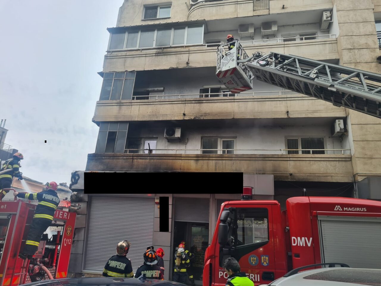 VIDEO | Incendiu la un bloc din București, izbucnit de la gunoiul menajer din zonă. Mai mulți locatari au fost evacuați