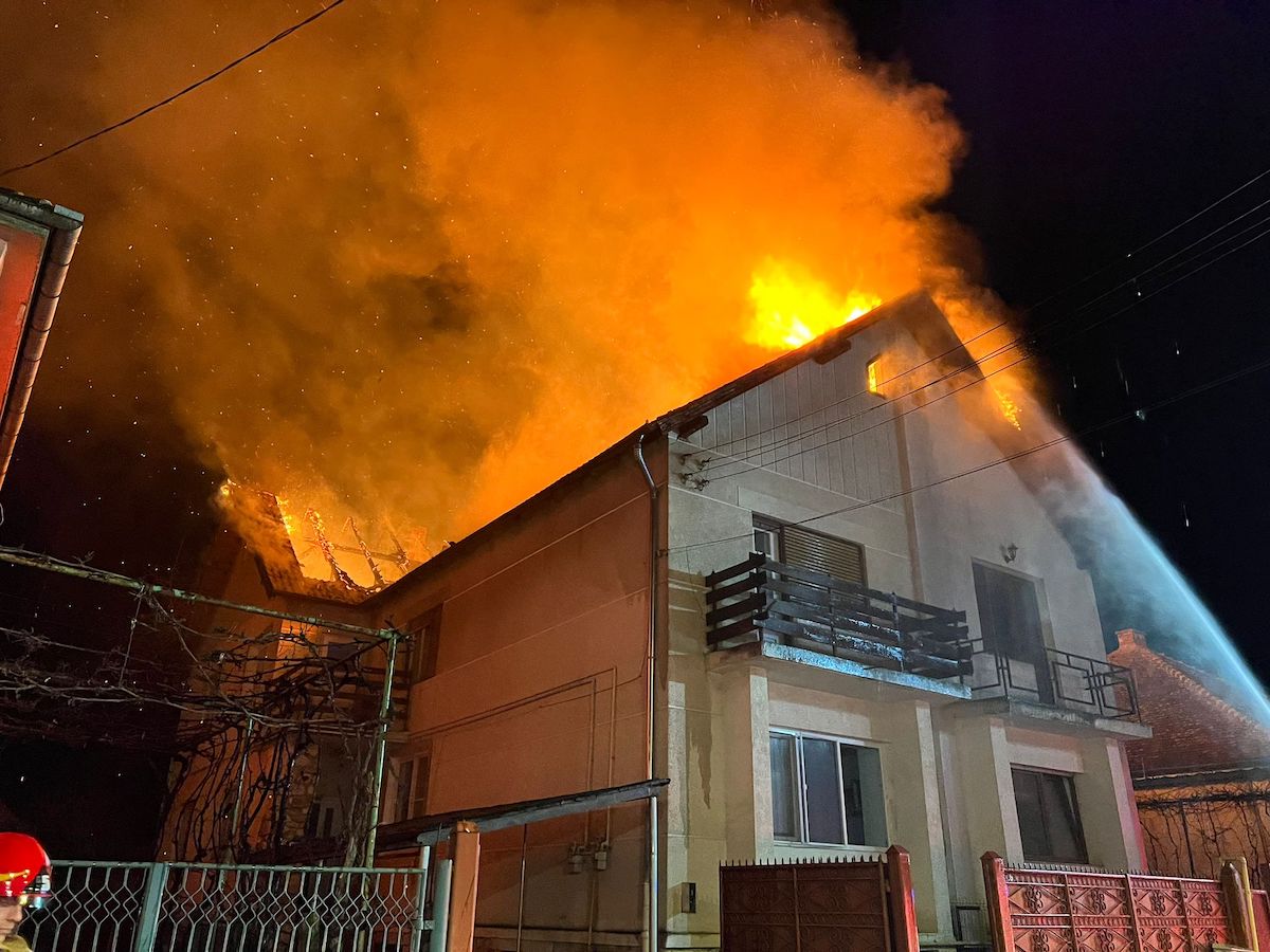 O bătrână și-a găsit sfârșitul într-un mod teribil după ce casa i-a fost cuprinsă de un INCENDIU devastator