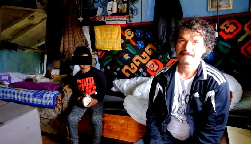 Rafael învață să scrie la lumânare, pentru că nu are curent electric. Tatăl lui este bolnav și a rămas văduv cu patru copii