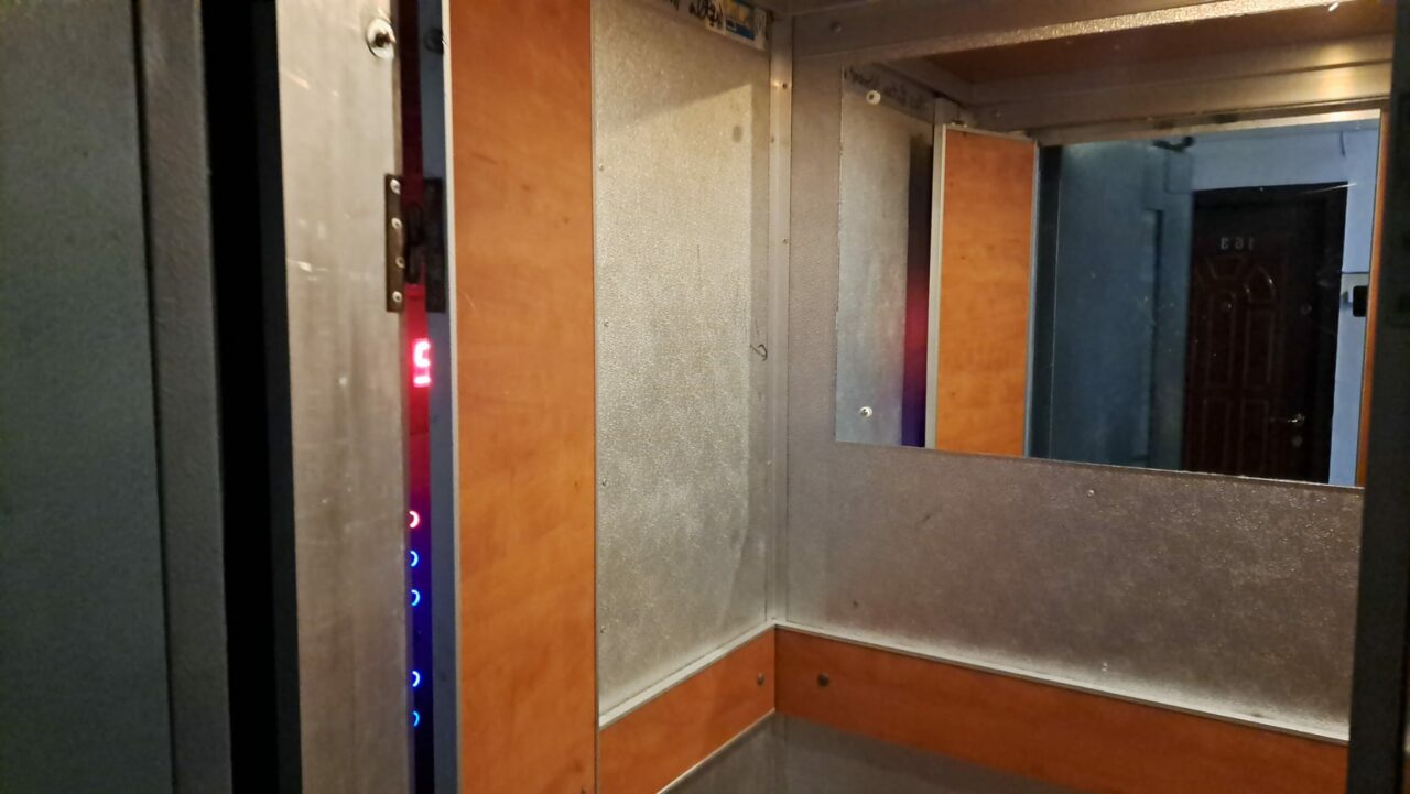 O FEMEIE și-a găsit sfârșitul subit într-un lift după ce a rămas blocată în lift timp de trei zile. Nimeni nu a auzit strigătele ei de ajutor