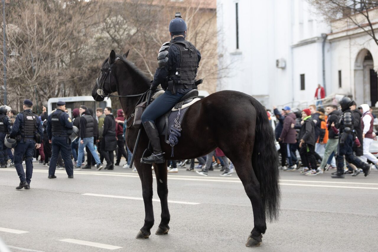 Jandarmeria în ALERTĂ GENERALĂ în București. Sunt așteptate reacții violente în urma deciziei CCR de anulare a alegerilor